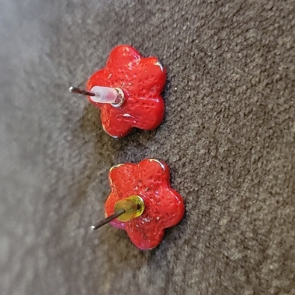 3/$30 VTG Red Flower Post Earrings - Picture 4 of 5